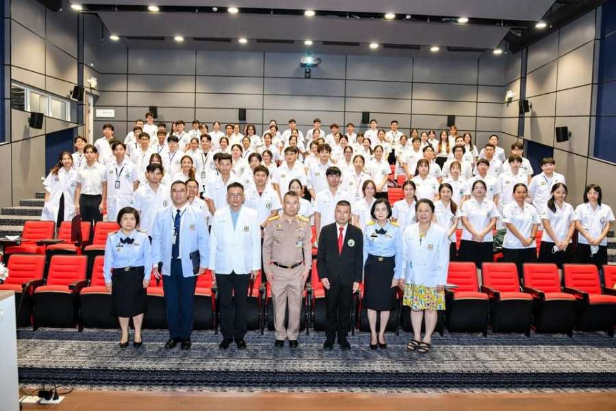 " แนะแนวทางการเตรียมความพร้อมสำหรับบัณฑิตแพทย์ ยุคใหม่ ” โดย พลอากาศโท นายแพทย์ อิทธพร คณะเจริญ เลขาธิการแพทยสภา